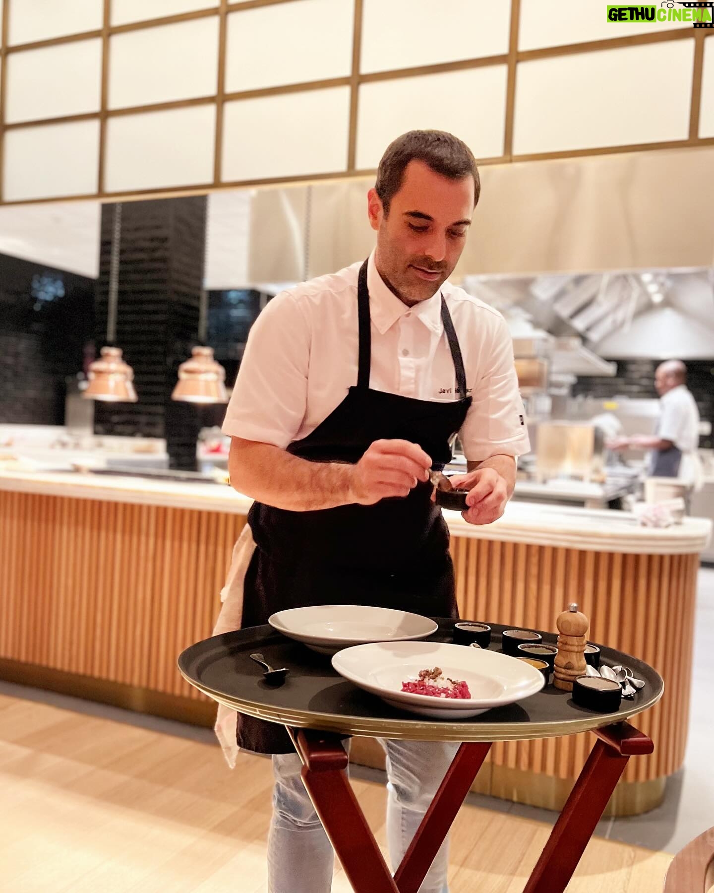 Raquel Prates - 1.9K Likes - Este post não é PUB, mas a vontade que todos conheçam o novíssimo The Kitchen e o respeito que o chef @javimendezfdc (ou cozinheiro como gosta de se intitular) tem pelo alimento e os sabores que não devem ser deturpados da sua natureza.
Um prazer conhecer e provar a sua arte que já me tinha sido recomendado (por passa a palavra).
Se este é um segredo?
Provavelmente. Mas que deve ser obrigatoriamente partilhado.
Parabéns @evolutioncascaisestoril
Legendas nas stories e aqui pela ordem que foi servido :)
Da Mercearia
“La Gilda”
Espetada de azeitona com anchova e pimento picante
Presunto Bellota 100% Ibérico, Curado por 36 Meses
Da casa Casalba servido com pão com tomate
Do Talho
Korean Barbeque
Wagyu brisket na brasa com molho coreano
Bife Tártaro de Boi
Com manteiga Café de Paris
Pastelaria
Brownie
De chocolate negro
#foodporn #thekitchen #restaurant #gourmet