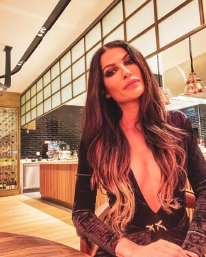 Raquel Prates Instagram - Este post não é PUB, mas a vontade que todos conheçam o novíssimo The Kitchen e o respeito que o chef @javimendezfdc (ou cozinheiro como gosta de se intitular) tem pelo alimento e os sabores que não devem ser deturpados da sua natureza. 
Um prazer conhecer e provar a sua arte que já me tinha sido recomendado (por passa a palavra). 
Se este é um segredo?
Provavelmente. Mas que deve ser obrigatoriamente partilhado.
Parabéns @evolutioncascaisestoril 

Legendas nas stories e aqui pela ordem que foi servido :) 

Da Mercearia 
“La Gilda”
Espetada de azeitona com anchova e pimento picante

Presunto Bellota 100% Ibérico, Curado por 36 Meses
Da casa Casalba servido com pão com tomate

Do Talho 
Korean Barbeque
Wagyu brisket na brasa com molho coreano

Bife Tártaro de Boi
Com manteiga Café de Paris

Pastelaria 
Brownie
De chocolate negro
#foodporn #thekitchen #restaurant #gourmet