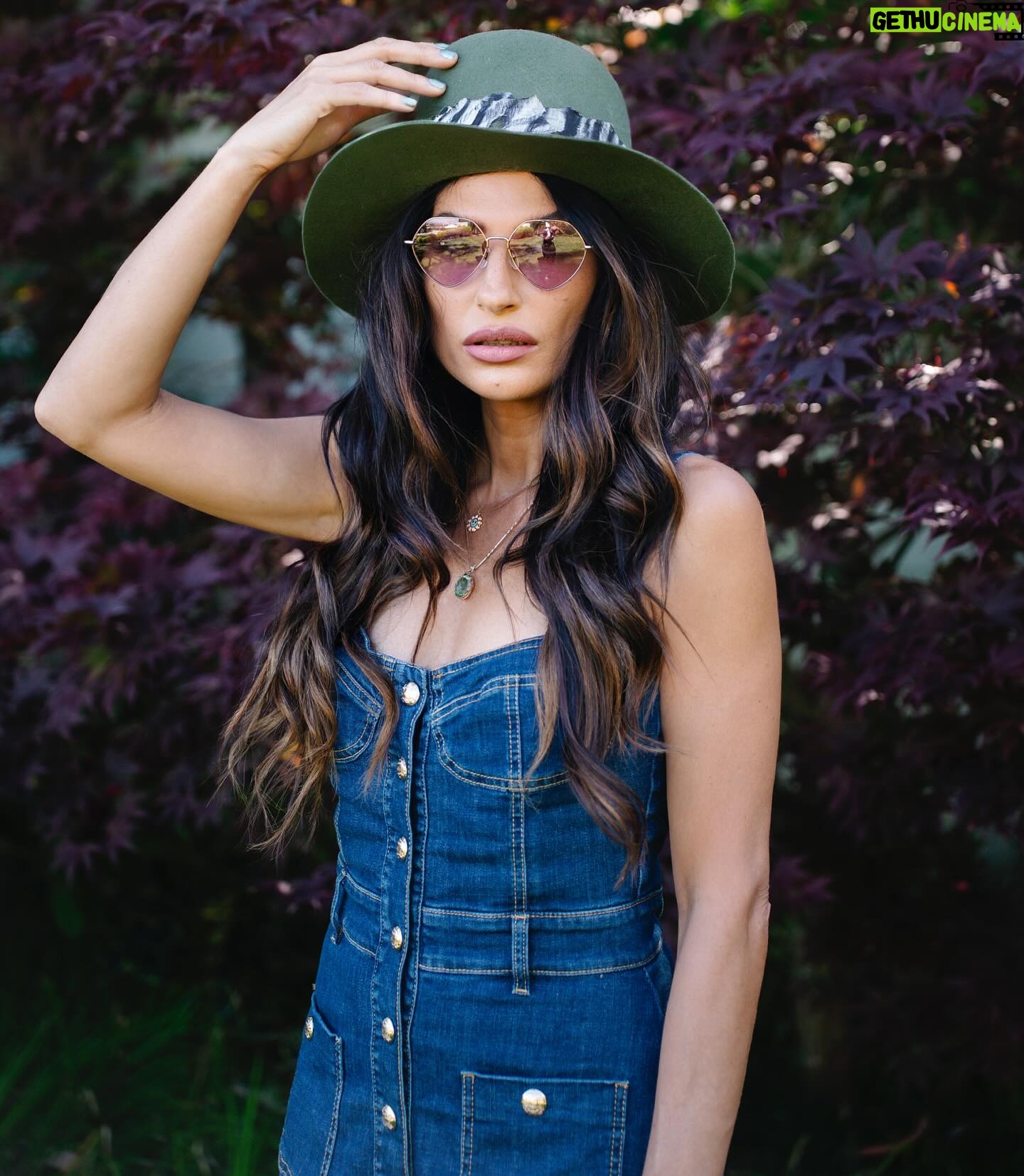 Raquel Prates - 3 Likes - Independentemente do dia.
Vestidos de ganga e chapéus. 🍒
Denim dress @gaelle_paris
Hat @im___hats ( only unique pieces )
Sunglasses @gucci at @andreopticas
#almostsummer #hats #denim #denimdress