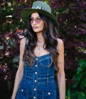 Raquel Prates Instagram - Independentemente do dia.
Vestidos de ganga e chapéus. 🍒 
Denim dress @gaelle_paris 
Hat @im___hats ( only unique pieces )
Sunglasses @gucci at @andreopticas 
#almostsummer #hats #denim #denimdress