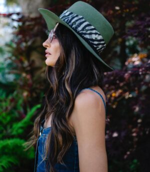 Raquel Prates Instagram - Independentemente do dia.
Vestidos de ganga e chapéus. 🍒 
Denim dress @gaelle_paris 
Hat @im___hats ( only unique pieces )
Sunglasses @gucci at @andreopticas 
#almostsummer #hats #denim #denimdress