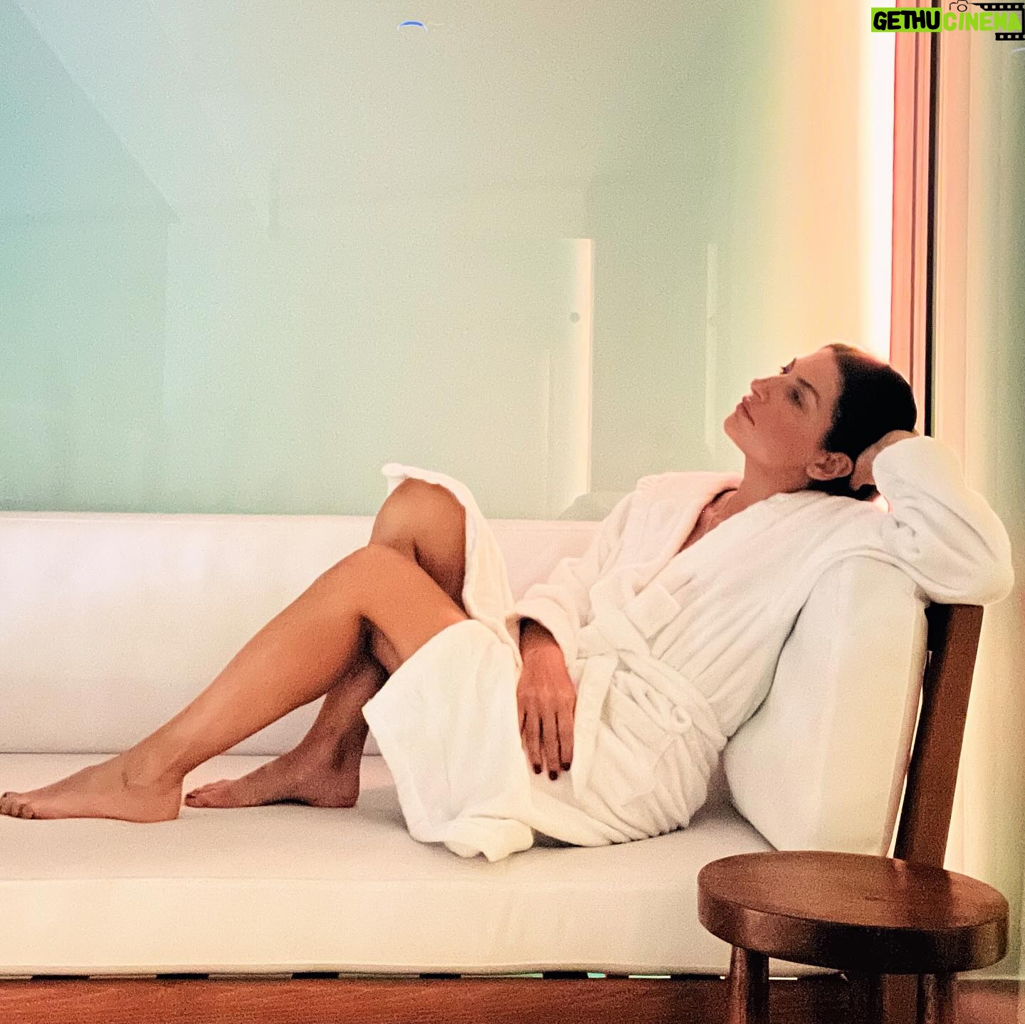Raquel Prates - 1.3K Likes - No @evolutioncascaisestoril todos os momentos são uma celebração à serenidade e descontração.
Num ambiente contemporâneo, onde o mar nos rodeia, cada instante é um deleite para os sentidos.
#easyliving #hotel #seaview #cascais #estoril