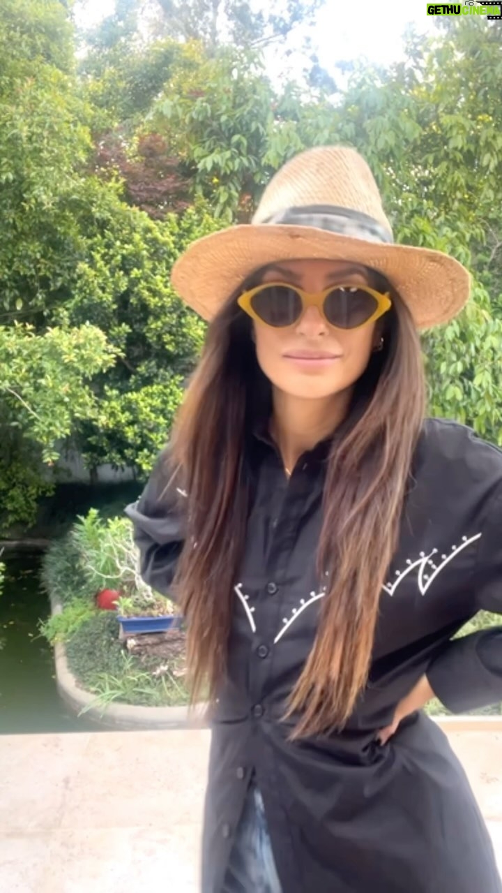 Raquel Prates - 3 Likes - Get dress with me !
Letās have some š¤©
Novas coleƧƵes SS24 š
CalƧas denim com aberturas, top lantejoulas XL e vestido preto estilo western @pinkoofficial
Mini bags, a prateada @tousjewelry e a preta @boss
ChapƩus @im___hats (new designer, love them !!)
Ćculos em diamante lavanda @gucci e em massa mostarda @maisonalaia , ambos na @andreopticas
SandƔlias pele com salto marmoreado @maisonvalentino
#getreadywithme #grwm #ootd #beauty #fashion #explorepage #getreadywithme #motd #explore #style #outfits #discoverunder #glam #styleideas #outfitoftheday #fashionstyle #fashionstyling