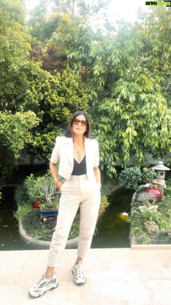 Raquel Prates - 3 Likes - Get ready with me. š
Set CalƧa e Casaco @nakuropt
Colares @cristinazazo_cz (pedra verde) escapulƔrio prata do Brasil (oldie) e smile confuso @julychildjewellery
Clutch @furla
SandƔlias tweed @elisabettafranchi e sneakers @stevemaddenportugal
Ćculos @prada da @andreopticas
ChapƩu @weill.paris
#getreadywithme #grwm #ootd #beauty #fashion #explorepage #getreadywithme #motd #explore #style #outfits #discoverunder #glam #styleideas #outfitoftheday #fashionstyle #fashionstyling