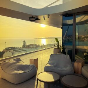 Raquel Prates Instagram - No @evolutioncascaisestoril todos os momentos são uma celebração à serenidade e descontração. 
Num ambiente contemporâneo, onde o mar nos rodeia, cada instante é um deleite para os sentidos. 
#easyliving #hotel #seaview #cascais #estoril