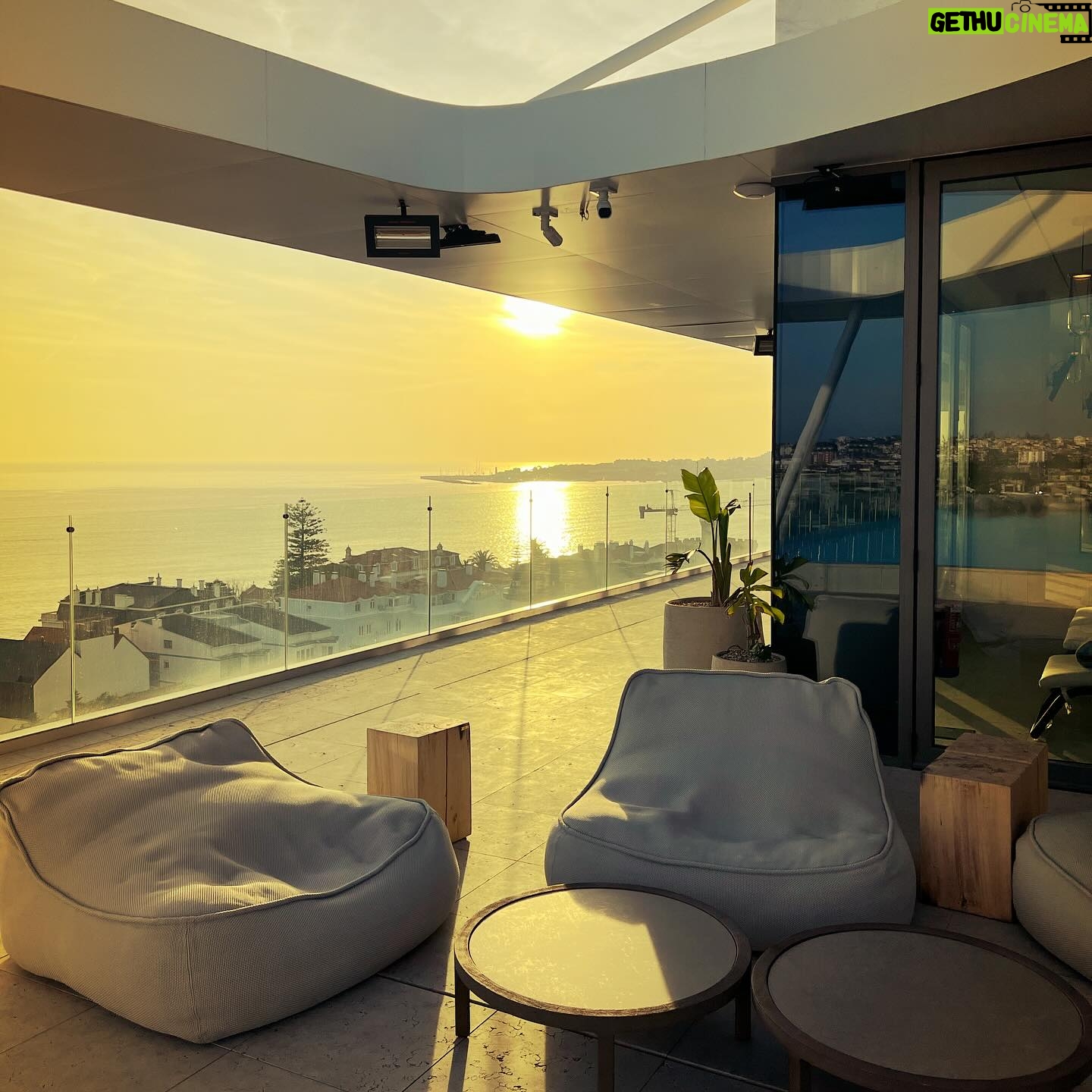 Raquel Prates - 1.3K Likes - No @evolutioncascaisestoril todos os momentos são uma celebração à serenidade e descontração.
Num ambiente contemporâneo, onde o mar nos rodeia, cada instante é um deleite para os sentidos.
#easyliving #hotel #seaview #cascais #estoril