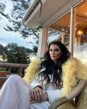 Raquel Prates Instagram - Happy Family B DAY ♥️
All full of love. 
Total look @benetton 
Smoking, shirt and socks (all ivory), silver mocassins, and pale yellow faux fur. 
Jewels @terzihan by @raquelpratesblog 
#raquelprates #bday #benetton #happygirl #happygirlinlovecelebrating