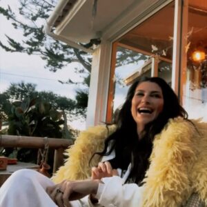 Raquel Prates Instagram - Happy Family B DAY ♥️
All full of love. 
Total look @benetton 
Smoking, shirt and socks (all ivory), silver mocassins, and pale yellow faux fur. 
Jewels @terzihan by @raquelpratesblog 
#raquelprates #bday #benetton #happygirl #happygirlinlovecelebrating