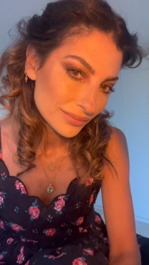 Raquel Prates Instagram - Primeiro tutorial de Make Up 🫣
Aqui revelo alguns dos meus segredos ♥️ (sem PUB)
Pele:
Abeille Royalle Youth Watery Oil da @guerlain 
Base Terracota Le Teint 3 N @guerlain 
Pó bronze e iluminador SoftSculp Transforming Skin Perfector Medium de @makeupbymario 
Blush Skin Glazing Adults Only da @nablacosmetics na @kitchenmakeup 
Concealer Terracota 3N da @guerlain 
Pó translúcido @refybeauty 
Sardas com o infalível @nablacosmetics Freckle Maker na @kitchenmakeup 

Olhos:
Sombras de base e pigmentos Semi Sweet Times 9 da @maccosmetics e Bronzey Glam de @makeupbymario 
Mascara Lash Clash da @yslbeauty 

Sobrancelha:
Build a Brown da @maybelline 

Lábios:
Kit Lápis e Baton referência Boss da @kyliecosmetics na @perfumaria_douglas 

#tutorial #raquelprates #maquilhagem #portugal #beleza #olhosesfumados #olhosesfumadoscommarrom #terracota