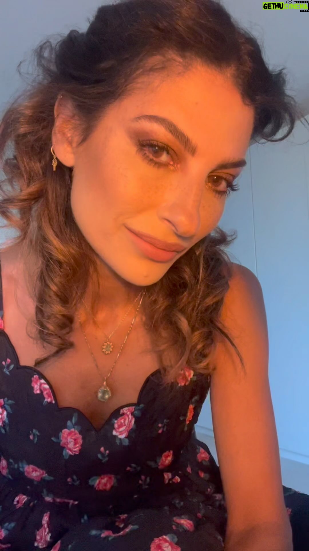 Raquel Prates - 3 Likes - Primeiro tutorial de Make Up š«£
Aqui revelo alguns dos meus segredos ā„ļø (sem PUB)
Pele:
Abeille Royalle Youth Watery Oil da @guerlain
Base Terracota Le Teint 3 N @guerlain
Pó bronze e iluminador SoftSculp Transforming Skin Perfector Medium de @makeupbymario
Blush Skin Glazing Adults Only da @nablacosmetics na @kitchenmakeup
Concealer Terracota 3N da @guerlain
Pó translúcido @refybeauty
Sardas com o infalĆvel @nablacosmetics Freckle Maker na @kitchenmakeup
Olhos:
Sombras de base e pigmentos Semi Sweet Times 9 da @maccosmetics e Bronzey Glam de @makeupbymario
Mascara Lash Clash da @yslbeauty
Sobrancelha:
Build a Brown da @maybelline
LƔbios:
Kit LÔpis e Baton referência Boss da @kyliecosmetics na @perfumaria_douglas
#tutorial #raquelprates #maquilhagem #portugal #beleza #olhosesfumados #olhosesfumadoscommarrom #terracota