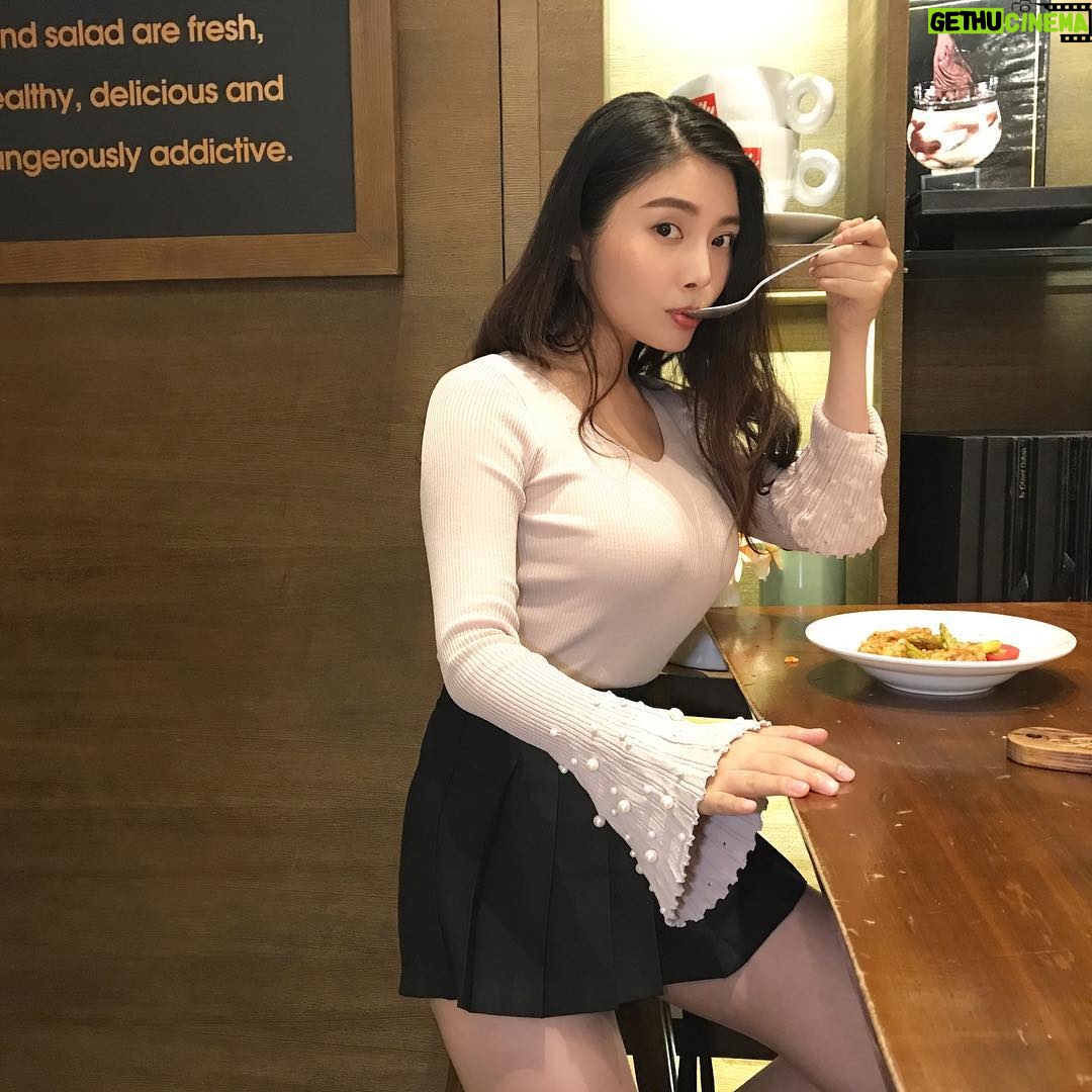 Raquel Xu - 1.2K Likes - I only eat like this when I pose for photos. 😆🤣#food #night #eat #photos