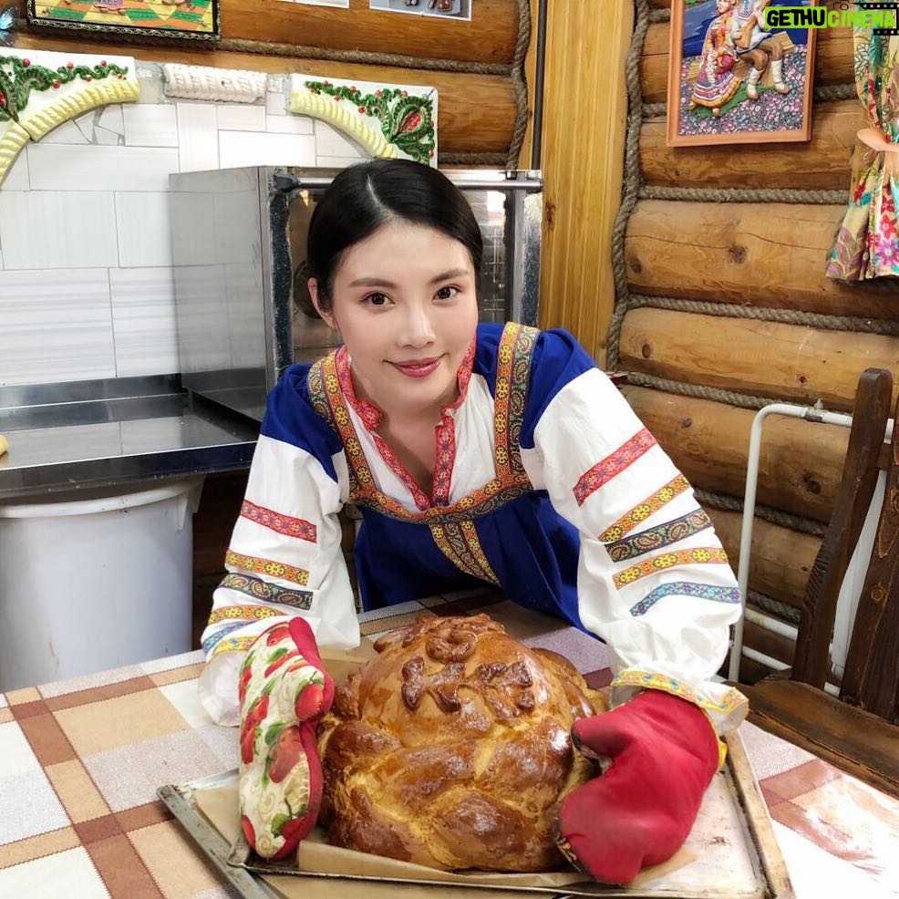 Raquel Xu - 889 Likes - Experiencing tradition in Russia by bread making. Can you believe I made this loaf myself?#russia
