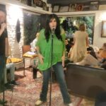 Raquel Garza Instagram - #secuencia de una persona que no canta nada…. peeeeeero es la cumpleañera 😂#mi público cautivo que está atrás escuchándome lo percibo conmovido sobretodo @lamorettec #sarcasmo time by @marvidals #quiero ser #cantante #voz entrenada