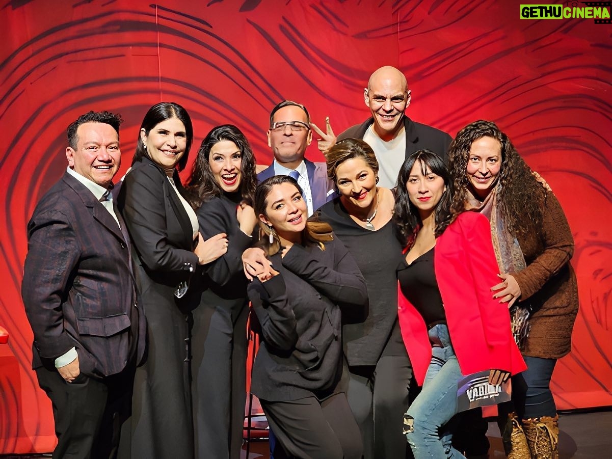 Raquel Garza Instagram - #una noche mágica nos hiciste vivir a todos los que te acompañamos ayer en tu estreno de @monologosvagmex #gracias Eugenia te quiero y te respeto mucho ❤️🍂 #soy tu fan 👏🏻👏🏻👏🏻 #teatro #joy #mujeres #monologosdavagina