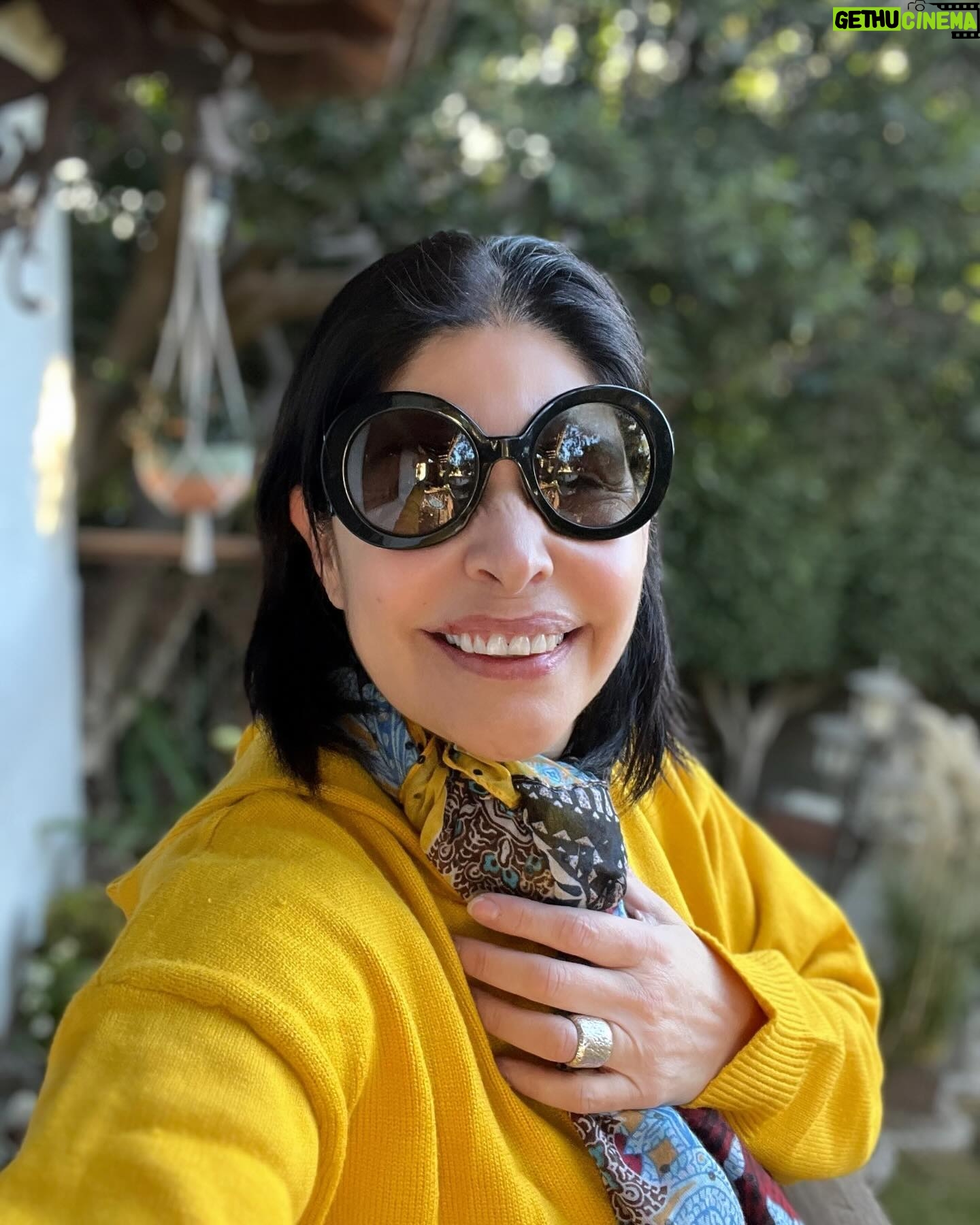 Raquel Garza Instagram - #amarillo #lentes #song #sonrisa #raquelgarza