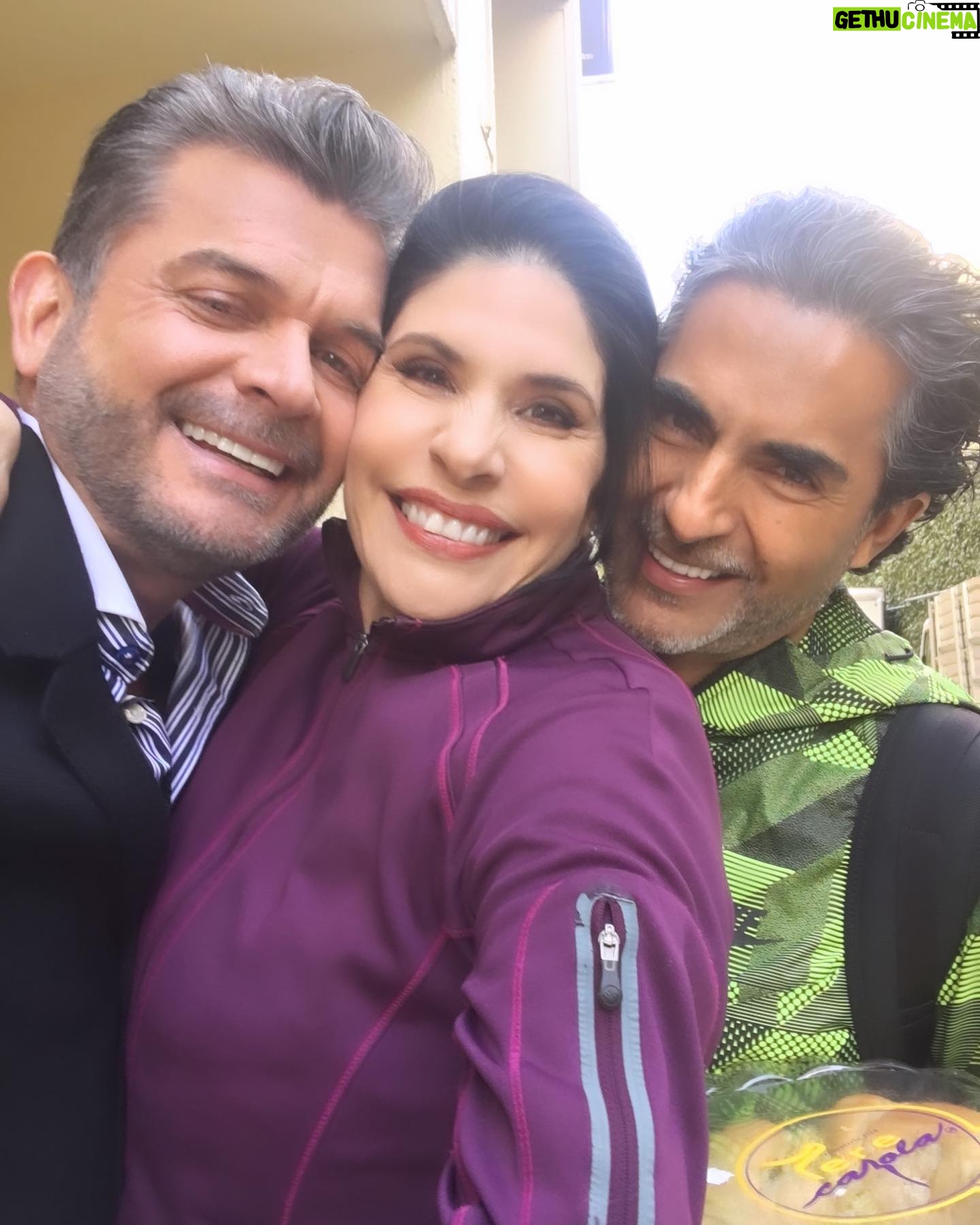 Raquel Garza Instagram - #tbt #con dos guapos #por los pasillos #amigos #encuentros #joy #cdmx