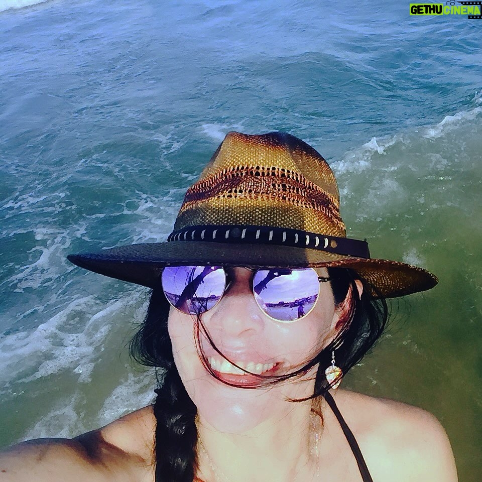 Raquel Garza Instagram - #tbt #extrañando el mar … #mi tierra #apegos #mar #playa #playamiramar