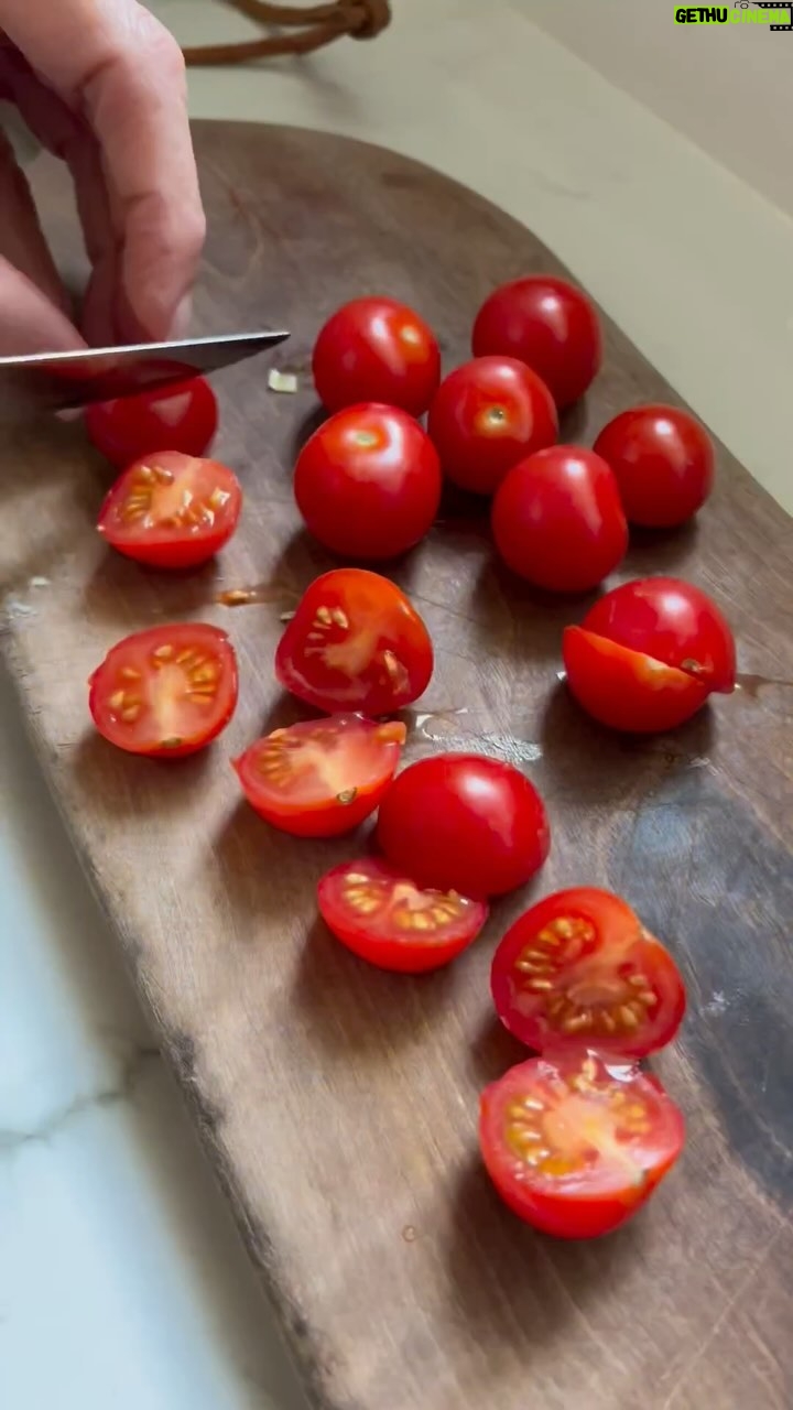 Raquel Meroño Instagram - RICO & FÁCIL Sopa de Tomate y Arroz & Queso feta Ingredientes : Puerro o cebolla Sal Orégano Caldo de verduras Tomates cherry Arroz Queso feta Pipas de calabaza Cayena