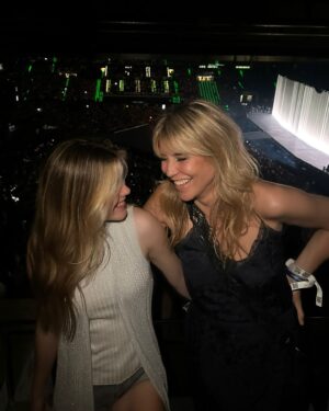 Raquel Meroño Instagram - Ella ICÓNICA , la superproducción sobrecogedora, el  público brillante y nosotras  felices! 💫💫💫💫
@taylorswift 
#theeratour 
Gracias @maybelline_es
Make up @dreiacasanova