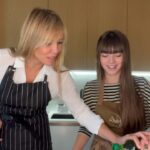 Raquel Meroño Instagram - SU PRIMER GUISO, POLLO EN FRICASÉ Ingredientes: 4-5 Contra muslos de pollo Sal Pimentón dulce Nuez moscada Cebolla Zanahorias 50 gramos mantequilla 1 cucharada de harina 250 ml de caldo de pollo 200 ml de vino blanco 2 yemas de huevo 1/2 taza caldo de pollo 150ml nata 300gr de champiñones 20 gr de mantequilla Zumo de limón Y a mojar pan! ♥️