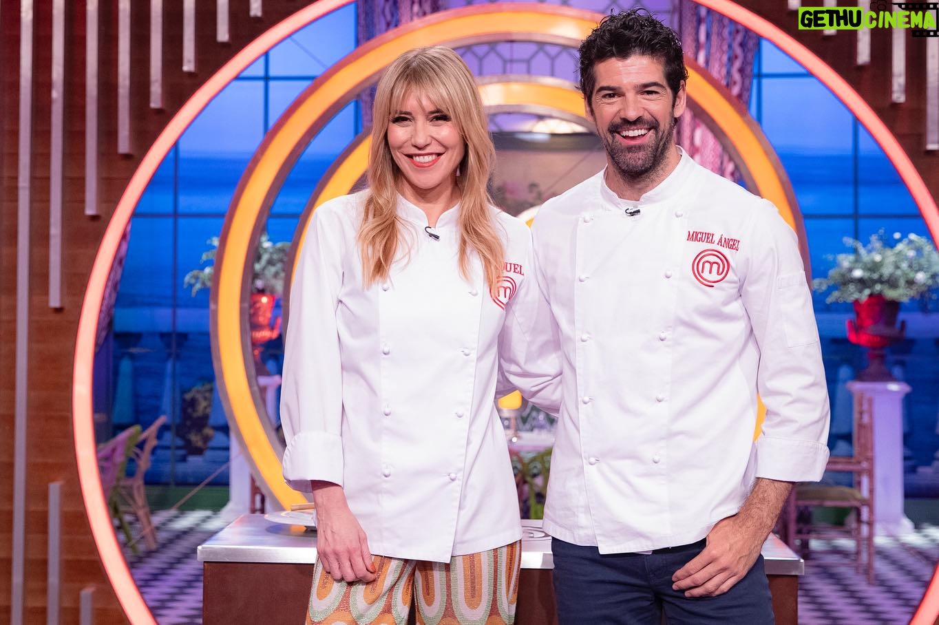 Raquel Meroño - 7.3K Likes - Vuelve el celebrity con la edición más divertida y no nos lo podíamos perder..
Además os voy hablar de #MasterChefWorld , la herramienta definitiva para los amantes de la gastronomía que os va a fascinar...
Y compartiéndolo todo con mi @dani_meroo entre bambalinas porque a su lado todo es mucho mejor ❤️
@masterchef_es