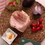 Raquel Meroño Instagram - RICO Y FÁCIL. Tostas de Semiesferas de Jamón o Pavo. Paso a paso: En un cuenco colocamos las lonchas. Yo he elegido las de NATURARTE por su alto % carnico. El interior lo rellenamos con aguacate, cebolla y tomates cherry y un huevo poché. Cerramos las lonchas y tapamos con la tosta de pan. Le damos la vuelta y listo! Saborea y disfruta del riquísimo sabor por el asado y ahumado natural al horno de leña a cualquier hora del día. @campofrio #NaturArte #publi