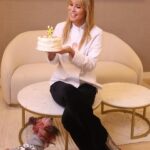 Raquel Meroño Instagram - Para ser sincera, no estoy feliz por cumplir un año más, estoy feliz por estar sana otro año . Gracias vida. Sabemos que la edad es solo un número y que hay que aceptar hacerse mayor y todo eso pero el tópico más absoluto, profundo y certero es que lo más importante es la SALUD . No pido otra cosa porque del resto ya me encargo yo. Este año soplo una mecha por mí y otra por un niño enfermito con la vela solidaria de @fpdeseo que ayudan a cumplir las ilusiones de los peques que están luchando como verdaderos guerreros . De todo corazón ♥️🙌🏼 #soplosolidarioxelcáncerinfantil #veladobledeseo