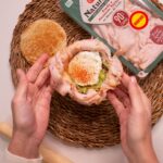 Raquel Meroño Instagram - RICO Y FÁCIL. Tostas de Semiesferas de Jamón o Pavo. Paso a paso: En un cuenco colocamos las lonchas. Yo he elegido las de NATURARTE por su alto % carnico. El interior lo rellenamos con aguacate, cebolla y tomates cherry y un huevo poché. Cerramos las lonchas y tapamos con la tosta de pan. Le damos la vuelta y listo! Saborea y disfruta del riquísimo sabor por el asado y ahumado natural al horno de leña a cualquier hora del día. @campofrio #NaturArte #publi