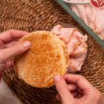 Raquel Meroño Instagram - RICO Y FÁCIL. Tostas de Semiesferas de Jamón o Pavo. Paso a paso: En un cuenco colocamos las lonchas. Yo he elegido las de NATURARTE por su alto % carnico. El interior lo rellenamos con aguacate, cebolla y tomates cherry y un huevo poché. Cerramos las lonchas y tapamos con la tosta de pan. Le damos la vuelta y listo! Saborea y disfruta del riquísimo sabor por el asado y ahumado natural al horno de leña a cualquier hora del día. @campofrio #NaturArte #publi