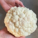 Raquel Meroño Instagram - RICO & FÁCIL COLIFLOR A LA TURCA Ingredientes: Coliflor Aceite Pimentón Ajo en polvo HORNO 180 grados 30 min Yogurt griego Cilantro Menta Zumo 1/2 limón Sal Pimienta Aceite picante: Chili flakes ( Cayena troceada ) Pimentón Orégano