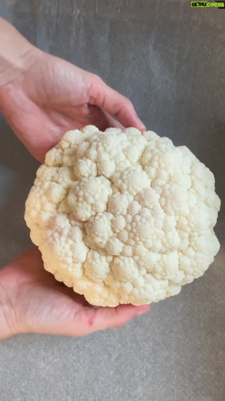 Raquel Meroño Instagram - RICO & FÁCIL COLIFLOR A LA TURCA Ingredientes: Coliflor Aceite Pimentón Ajo en polvo HORNO 180 grados 30 min Yogurt griego Cilantro Menta Zumo 1/2 limón Sal Pimienta Aceite picante: Chili flakes ( Cayena troceada ) Pimentón Orégano