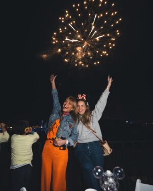 Raquel Meroño Instagram - Querida @carolabaleztena  Hace más de 20 años hicimos nuestro primer viaje juntas. Quién nos iba a decir que en el 2024 cruzaríamos el charco cada una con  dos hijas y una amistad intacta fruto de querernos  y apoyarnos  durante tanto tiempo. 
Hoy celebro nuestro grupo  de mujercitas maravillosas del que que me siento afortunada y orgullosa de tener . 
@martina.merono @dani_meroo #BRUNA #valentina
Love u all!