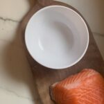Raquel Meroño Instagram - RICO & FÁCIL Salmón con Cacahuetes al horno Ingredientes: Salmón Mostaza Dijon Miel Sal Pimienta Ajo en polvo Cacahuetes Limon Horno 180 grados 12-15 min Jugoso y sabroso! Brutal!!