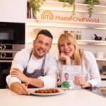 Raquel Meroño Instagram - Carlos Maldonado es el único concursante de la historia de @masterchef_es que ha ganado una estrella Michelin pero sigue siendo el mismo tipo noble y humilde de siempre. Vino a cocinar a THE KITCHEN la cocina de la nueva app oficial de Masterchef y nos enseñó una receta de su libro. Las "150 recetas para cocinar en casa" han sido realizadas por los chicos de su fundación @raicescarlosmaldonado . Chicos en riesgo de exclusión social que ya en el 95% de los casos se han incorporado al mercado laboral. Eres muy crack @carlosmchef3 GRACIAS 🤍 Encuentra su receta y muchas más en la app gratuita MASTERCHEFWORLD en tu App Store!