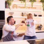 Raquel Meroño Instagram - Carlos Maldonado es el único concursante de la historia de @masterchef_es que ha ganado una estrella Michelin pero sigue siendo el mismo tipo noble y humilde de siempre. Vino a cocinar a THE KITCHEN la cocina de la nueva app oficial de Masterchef y nos enseñó una receta de su libro. Las "150 recetas para cocinar en casa" han sido realizadas por los chicos de su fundación @raicescarlosmaldonado . Chicos en riesgo de exclusión social que ya en el 95% de los casos se han incorporado al mercado laboral. Eres muy crack @carlosmchef3 GRACIAS 🤍 Encuentra su receta y muchas más en la app gratuita MASTERCHEFWORLD en tu App Store!