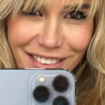 Raquel Meroño Instagram - Eligiendo una para dar la cara pero soy más de mil mujeres a la vez ! Y todas te deseamos un feliz día 💫🍄♥️😂 🎶 @belenlopezactriz #milmujeres