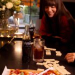 Raquel Meroño Instagram – #publi Hoy preparáramos mi pizza favorita de tomate, burrata, albahaca y jamón serrano con una Coca-Cola  fresquita con hielo y limón.
Eso si,  el ingrediente principal para un momento mágico es siempre la
compañía de tus personas favoritas. Ellas. 
@cocacola_esp
#RecipeForMagic
#VIPizzabyCocacola