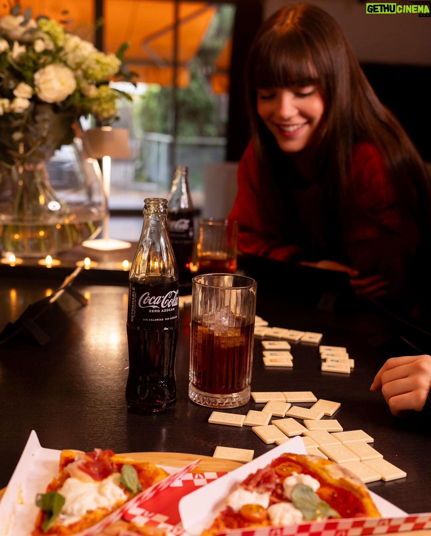 Raquel Meroño Instagram - #publi Hoy preparáramos mi pizza favorita de tomate, burrata, albahaca y jamón serrano con una Coca-Cola fresquita con hielo y limón. Eso si, el ingrediente principal para un momento mágico es siempre la compañía de tus personas favoritas. Ellas. @cocacola_esp #RecipeForMagic #VIPizzabyCocacola