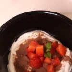 Raquel Meroño Instagram - Ingredientes para preparar este smoothie: - 1 plátano - 300ml de bebida vegetal - 1 cucharada de crema de cacahuete - 1 cucharada de miel - 2 cucharadas soperas de @vitalproteins.es (no superar la dosis diaria recomendada). -Decora con una fresa Es vital cuidarse, por eso incorpora a tu rutina diaria los péptidos de colágeno de @vitalproteins.es que te ayudan a mantener una piel con apariencia fresca y firme. Puedes añadirlo en líquidos fríos o calientes, yogures, zumos y en tus recetas favoritas. Además, tómalo en cualquier momento del día! Disfruta ahora de su nueva variedad sabor chocolate, sin azúcar ni gluten! #CuidarseEsVital #ad