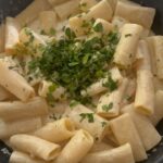 Raquel Meroño Instagram - RICO & FÁCIL PASTA AL LIMÓN Y con esta receta despedimos la temporada de excesos para volver a las verduras y proteínas durante una temporada .. Adiós a los azúcares, mantequilla, harinas refinadas y natas.. aunque algún caprichito seguirá cayendo los fines de semana porque si no, se nos borra la felicidad! A por el 2024!♥️💪🏼 Ingredientes: Pasta ( la que mas te guste) Ajos (30 min al horno 180 grados) Sal Pimienta Agua de cocción Nata Ralladura de limón Zumo de limon Queso parmesano