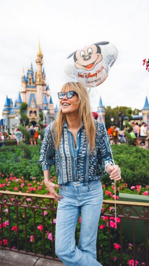 Raquel Meroño Instagram - Dos últimos parques : HOLLYWOOD STUDIOS y MAGIC KINDOM.
En total han sido cuatro junto a EPCOT y ANIMAL KINDOM.
Cuatro parques, cuatro días y cientos de emociones compartidas en familia.
Hemos viajado al futuro , he celebrado mi cumple en el espacio,
hemos ido de safari y aprendido más del mundo animal , nos hemos convertido en Avatars y hemos volado en Pandora y por las maravillas del mundo con un realismo sobrecogedor 💕
Hemos batallado en la guerra de las galaxias y encontrado la paz junto a nuestros personajes de  Disney de siempre . Y hemos comido increíble!!! 
Gracias @disneydestinos  @lorenafernandezpousa @aguedus por hacernos sentir tres  princesas más de este universo tan mágico. 
Un viaje que jamás olvidaremos ♥️