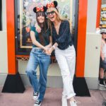 Raquel Meroño Instagram - Quería hacer un viaje con ellas por mi cumple y el destino no ha podido ser mejor para recuperar la alegría que se pierde en el camino .. Nos queda un día más y nos sentimos muy afortunadas ! Gracias @disneydestinos 🤍💫 @martina.merono @dani_meroo #waltdisneyworld