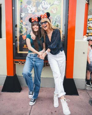 Raquel Meroño Instagram - Quería hacer un viaje con ellas por mi cumple y el destino no ha podido ser  mejor para recuperar la alegría que se pierde en el camino .. 
Nos queda un día más y nos sentimos muy afortunadas ! 
Gracias @disneydestinos 🤍💫
@martina.merono 
@dani_meroo 
#waltdisneyworld