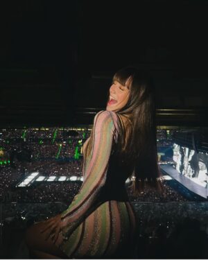 Raquel Meroño Instagram - Ella ICÓNICA , la superproducción sobrecogedora, el  público brillante y nosotras  felices! 💫💫💫💫
@taylorswift 
#theeratour 
Gracias @maybelline_es
Make up @dreiacasanova