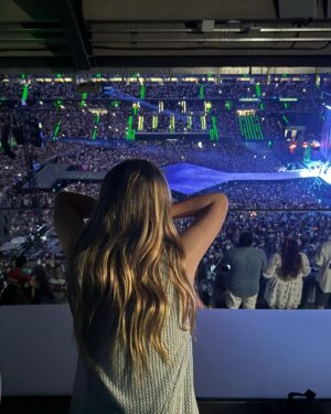 Raquel Meroño Instagram - Ella ICÓNICA , la superproducción sobrecogedora, el  público brillante y nosotras  felices! 💫💫💫💫
@taylorswift 
#theeratour 
Gracias @maybelline_es
Make up @dreiacasanova