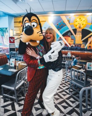 Raquel Meroño Instagram - Quería hacer un viaje con ellas por mi cumple y el destino no ha podido ser  mejor para recuperar la alegría que se pierde en el camino .. 
Nos queda un día más y nos sentimos muy afortunadas ! 
Gracias @disneydestinos 🤍💫
@martina.merono 
@dani_meroo 
#waltdisneyworld