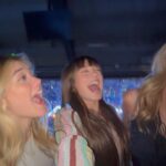 Raquel Meroño Instagram – Ella ICÓNICA , la superproducción sobrecogedora, el  público brillante y nosotras  felices! 💫💫💫💫
@taylorswift 
#theeratour 
Gracias @maybelline_es
Make up @dreiacasanova