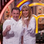 Raquel Meroño Instagram – Ayer volví de invitada al plató que cambió mi vida para siempre. 
Leo todas vuestras quejas sobre el horario del programa y no puedo estar más de acuerdo. No entiendo que un programa que  debería reunir a la familia , se emita tan tarde los lunes! 
Ojalá @masterchef_es  se pudiese emitir antes pero ellos no deciden, es la cadena la que programa y toma estas decisiones . Una pena porque hay mucho trabajo detrás pero muchos no aguantamos hasta tan tarde. Menos mal que aún así hay una audiencia fiel que les hace líderes incluso 12 años después !!👏🏼Los demás lo  terminamos de ver  en Movistar , en RTVE PLAY  o los sábados por la mañana que lo reponen.
En fin , larga vida a @masterchef_es , para mí es un orgullo poder seguir formando parte  activa de esta familia  desde THE KITCHEN, la cocina de la app oficial #MASTERCHEFWORLD. 
Allí me encontrareis de anfitriona  cocinando con los concursantes, celebrities y amigos del programa , recetas ricas y fáciles .
Allí nos vemos y por aquí también ..😏🥰