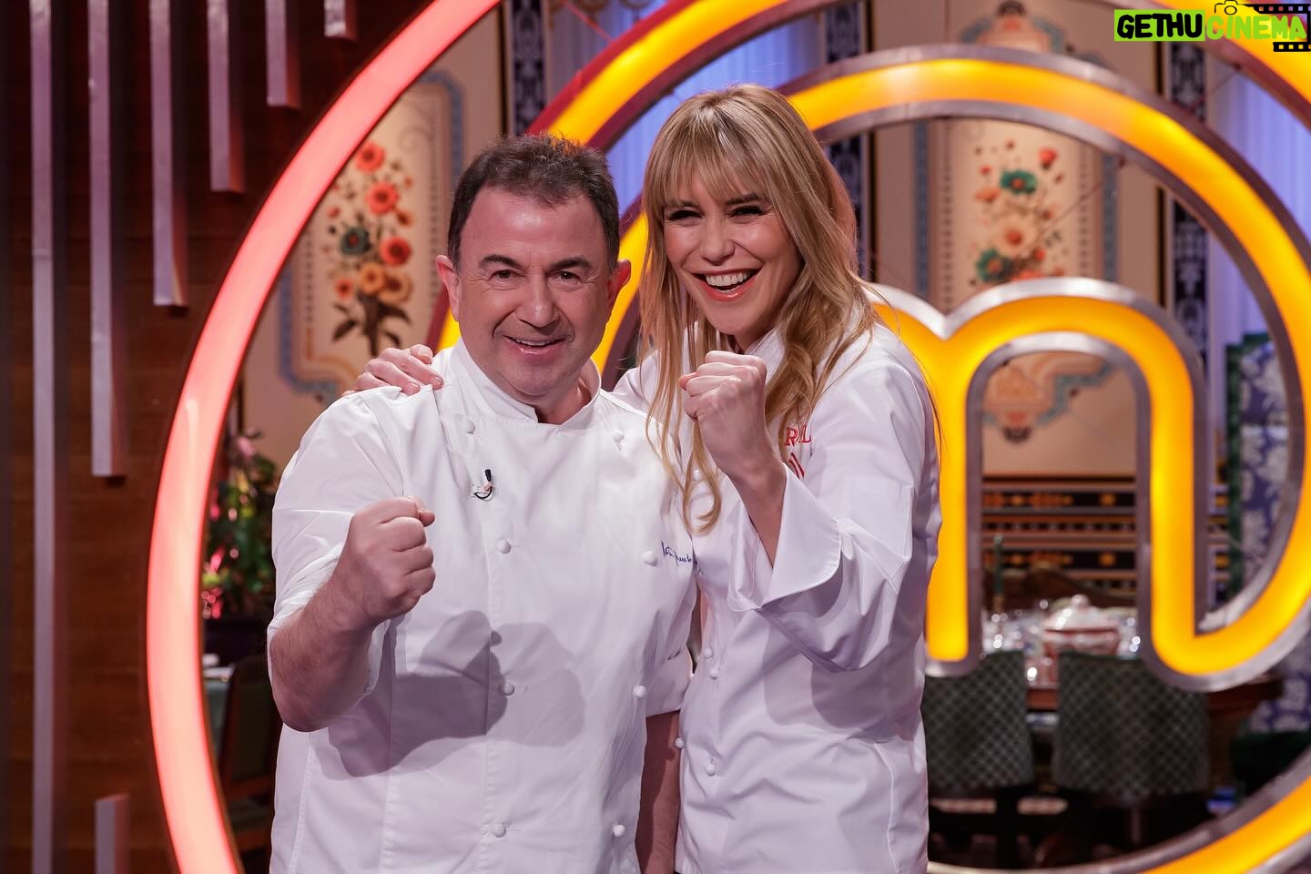 Raquel Meroño Instagram - Ayer volví de invitada al plató que cambió mi vida para siempre. Leo todas vuestras quejas sobre el horario del programa y no puedo estar más de acuerdo. No entiendo que un programa que debería reunir a la familia , se emita tan tarde los lunes! Ojalá @masterchef_es se pudiese emitir antes pero ellos no deciden, es la cadena la que programa y toma estas decisiones . Una pena porque hay mucho trabajo detrás pero muchos no aguantamos hasta tan tarde. Menos mal que aún así hay una audiencia fiel que les hace líderes incluso 12 años después !!👏🏼Los demás lo terminamos de ver en Movistar , en RTVE PLAY o los sábados por la mañana que lo reponen. En fin , larga vida a @masterchef_es , para mí es un orgullo poder seguir formando parte activa de esta familia desde THE KITCHEN, la cocina de la app oficial #MASTERCHEFWORLD. Allí me encontrareis de anfitriona cocinando con los concursantes, celebrities y amigos del programa , recetas ricas y fáciles . Allí nos vemos y por aquí también ..😏🥰