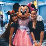 Raquel Meroño Instagram - Quería hacer un viaje con ellas por mi cumple y el destino no ha podido ser mejor para recuperar la alegría que se pierde en el camino .. Nos queda un día más y nos sentimos muy afortunadas ! Gracias @disneydestinos 🤍💫 @martina.merono @dani_meroo #waltdisneyworld